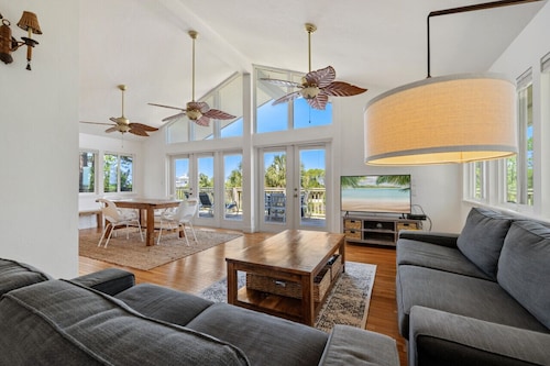 Kayak Cove: Bayfront with dock - A paddle in / paddle out resort