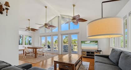Kayak Cove: Bayfront with dock - A paddle in / paddle out resort