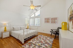 2 bedrooms, travel cot, free WiFi, bed sheets - Kayak Cove: Bayfront with dock - A paddle in / paddle out resort (Cedar Key)