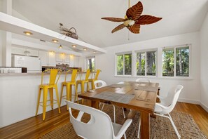 Dining - Kayak Cove: Bayfront with dock - A paddle in / paddle out resort (Cedar Key)