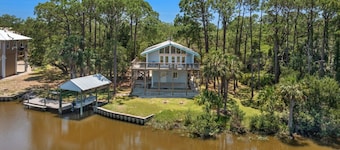 Kayak Cove: Bayfront with dock - A paddle in / paddle out resort