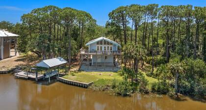 Kayak Cove: Bayfront with dock - A paddle in / paddle out resort