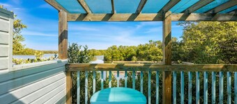 Rains Cottage: Waterfront w/ dock and pet friendly!
