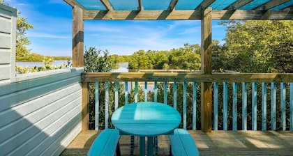 Rains Cottage: Waterfront w/ dock and pet friendly!