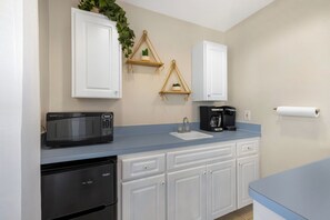 Interior - Daisy House: Downtown Cedar Key.  Walk to everything! (Cedar Key)