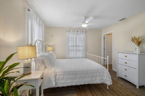 1 bedroom, iron/ironing board, travel crib, free WiFi - Daisy House: Downtown Cedar Key.  Walk to everything! (Cedar Key)