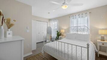 1 dormitori, planxa i posts de planxar i un bressol de viatge