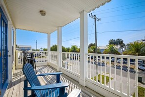 Terrace/patio - Daisy House: Downtown Cedar Key.  Walk to everything! (Cedar Key)