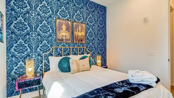 2 bedrooms, iron/ironing board, internet, bed sheets