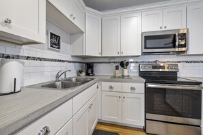 Fridge, microwave, oven, stovetop - Beach Shack: Central location, recent renovation (Cedar Key)