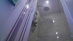 Douche, sĂšche-cheveux, bidet, serviettes fournies