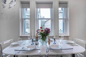 Dining - Stunning Apartment Opposite The British Museum! (Greater London)