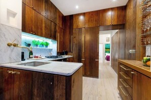 Fridge, microwave, oven, stovetop - Stunning Apartment Opposite The British Museum! (Greater London)