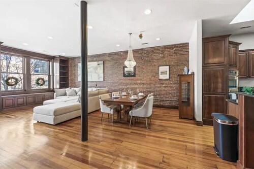 Luxurious downtown loft with amazing rooftop views