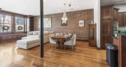 Luxurious downtown loft with amazing rooftop views