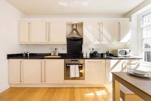 Fridge, microwave, oven, stovetop - Contemporary Apartment in Central Bloomsbury (Greater London)