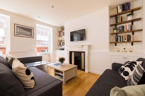 TV, offices - Contemporary Apartment in Central Bloomsbury (Greater London)