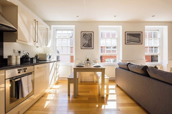 Interior - Contemporary Apartment in Central Bloomsbury (Greater London)