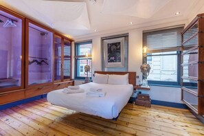 3 bedrooms, iron/ironing board, travel cot, WiFi - Penthouse with Rooftop Overlooking British Museum (Greater London)