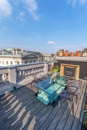 Outdoor dining - Penthouse with Rooftop Overlooking British Museum (Greater London)