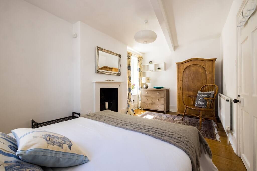 2 bedrooms, travel crib, WiFi, bed sheets