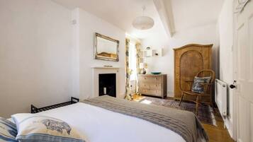 2 bedrooms, travel cot, WiFi, bed sheets