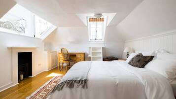 2 bedrooms, travel crib, WiFi, bed sheets