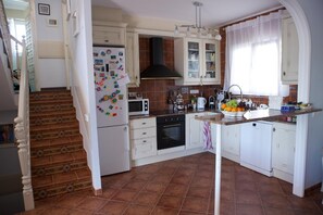 Kylskåp, mikrovågsugn, diskmaskin och kaffe- och tebryggare