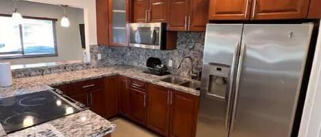 Geladeira, micro-ondas, fogão, lava-louças