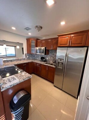 Frigorifero, microonde, forno, lavastoviglie