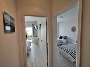 2 Schlafzimmer, Schreibtisch, Bügeleisen/Bügelbrett, Reisekinderbett