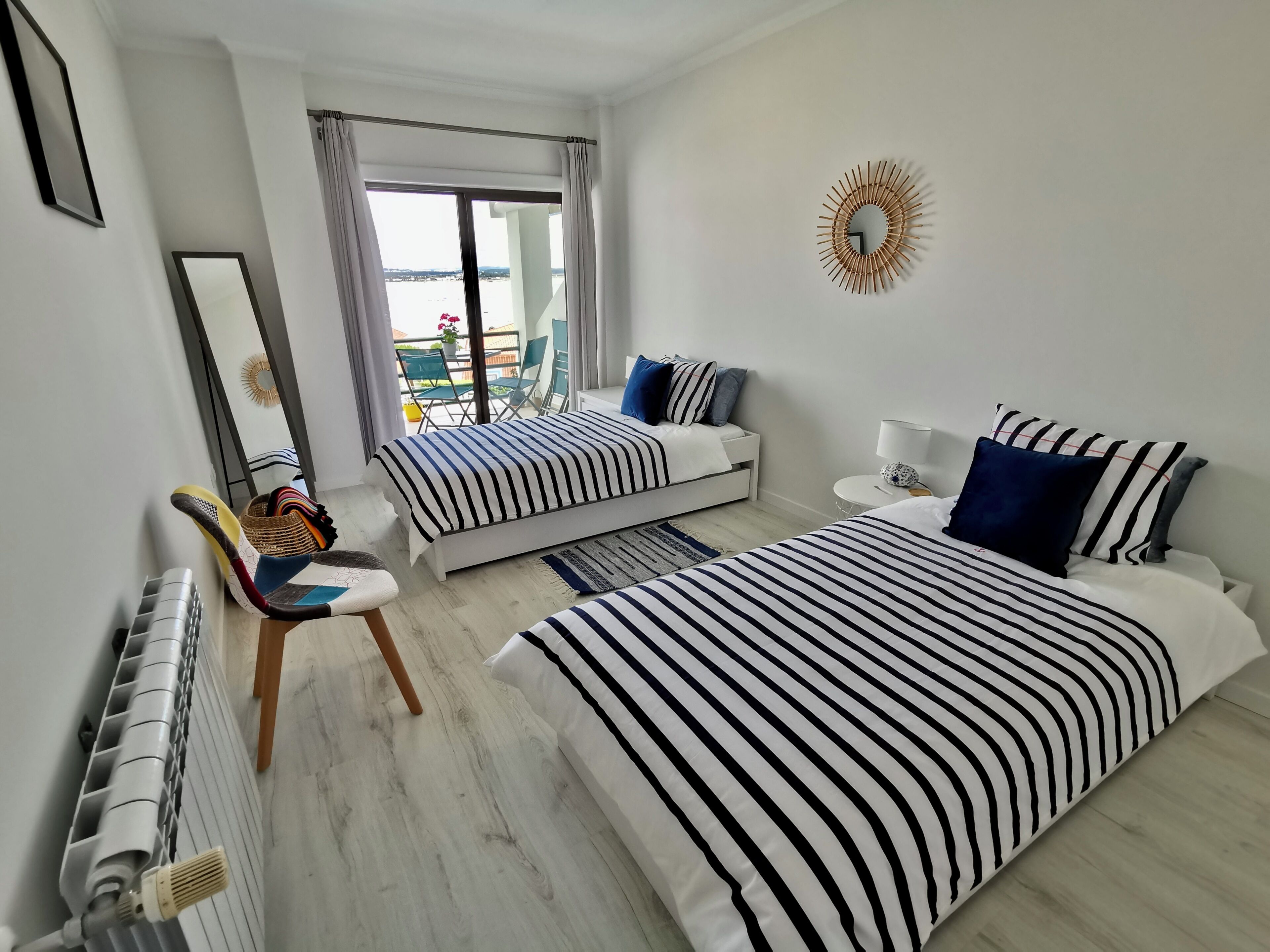 2 Schlafzimmer, Schreibtisch, Bügeleisen/Bügelbrett, Reisekinderbett