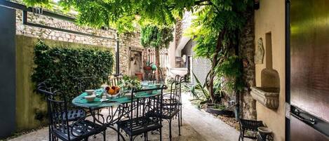 تناول الطعام بالخارج