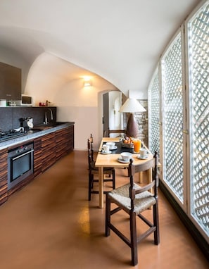 Frigorifero, microonde, forno, piano cottura