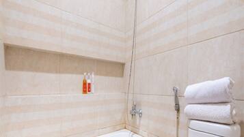 Kamar Double Standar | Kamar mandi | Shower, pancuran hujan, handuk, dan tisu toilet