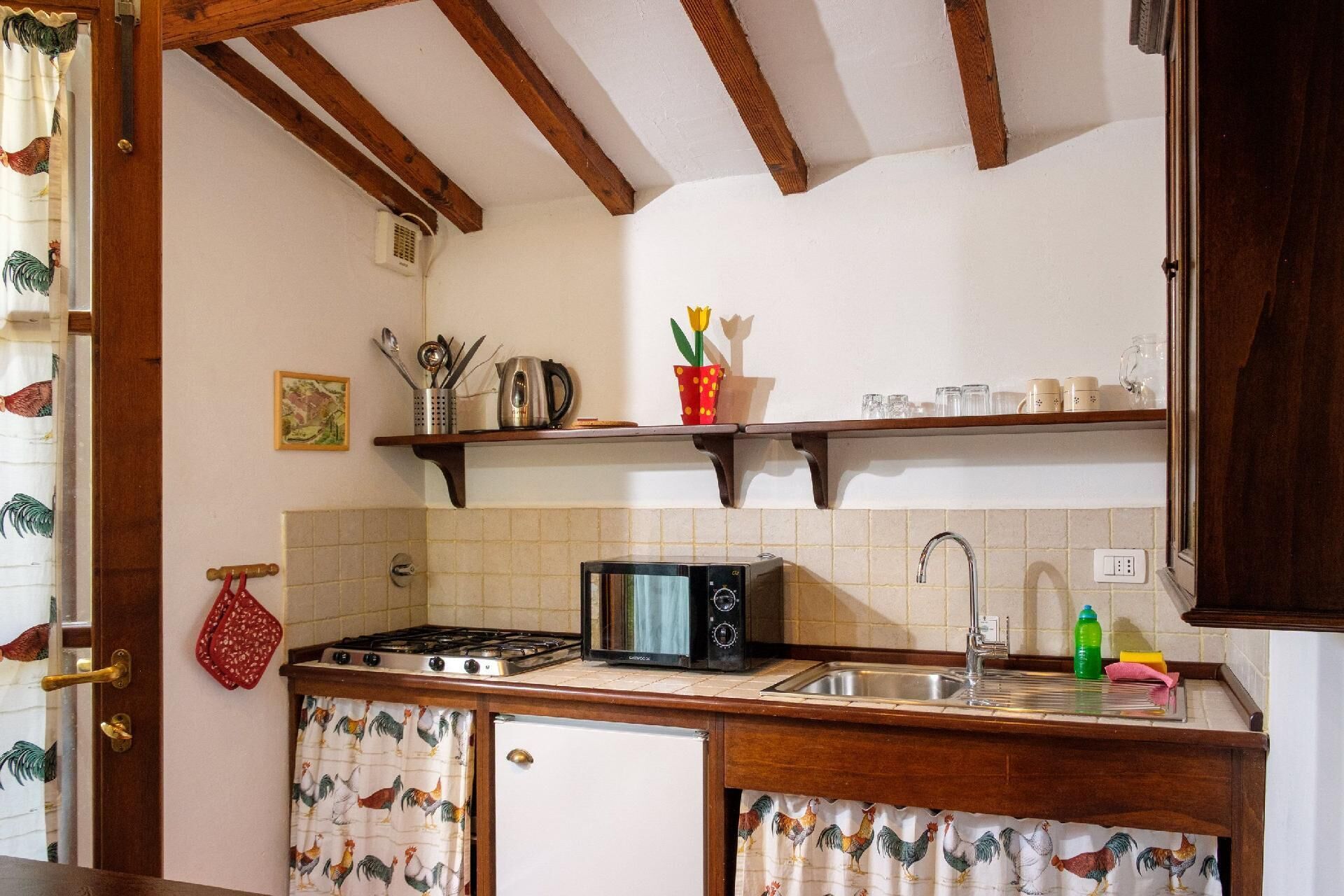 Kühlschrank, Herdplatte, Espressomaschine