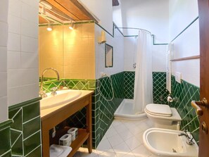 Een douche, een haardroger, handdoeken