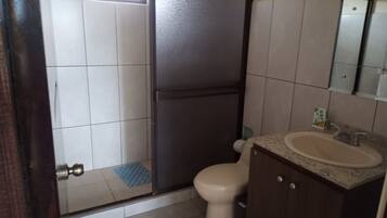 Douche, serviettes fournies, savon, shampoing