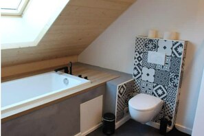 Dusj, hårføner, håndklær og såpe