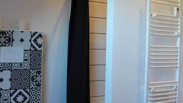 Ducha, secador de pelo, toallas y jabón