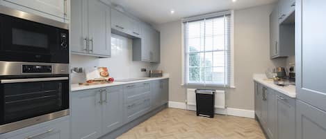 Maison | Cuisine privée | Grand réfrigérateur, micro-ondes, four, plaque de cuisson