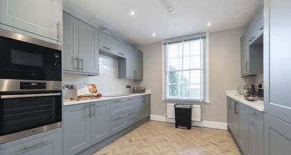 Elliot Oliver - Stunning 6 Bedroom Regency House With Parking