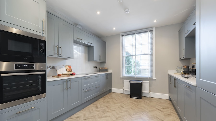 Elliot Oliver - Stunning 6 Bedroom Regency House With Parking