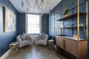 Hus | Opholdsområde | 50-tommers smart-tv med kabelkanaler, tv, spillekonsol