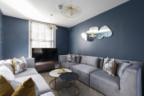 Rumah | Area keluarga | Smart TV 50-inci dengan saluran TV kabel, TV, dan konsol video game