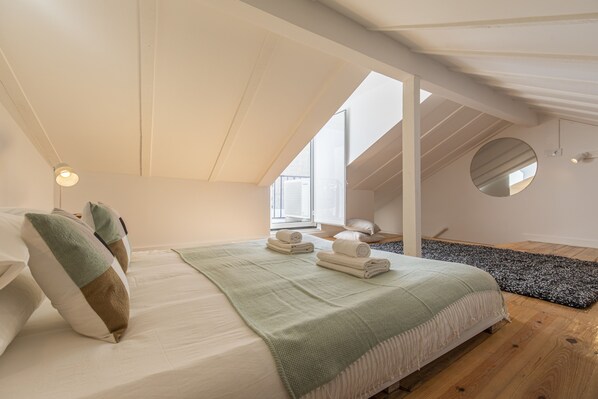 2 bedrooms, internet, bed sheets