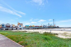 Beach - Newly Renovated, Historic 3 Bedroom on Broadway. (Galveston)