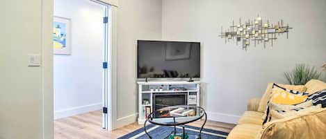 Televisión, chimenea, libros