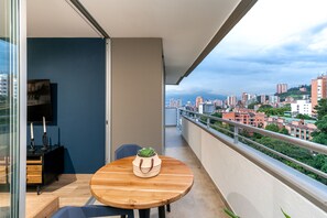 Outdoor dining - Beautiful Apartment with Incredible View in Provence (Medellín)