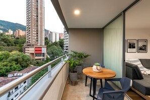 Outdoor dining - Beautiful Apartment with Incredible View in Provence (Medellín)